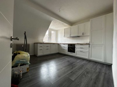 Vollständig renovierte DG-Wohnung mit vier Zimmern und EBK in Rodalben