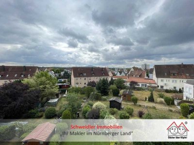 Penthouse-Feeling: Top 2-Zimmer-Wohnung mit großer Dachterrasse und Fernblick zum Moritzberg in Lauf