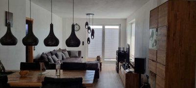 Geschmackvolle, 2-Zimmer-Erdgeschosswohnung mit eigenem Garten, Fussbodenheizung, Terrasse, Carport
