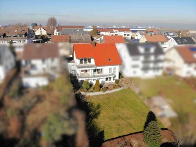 Traumhaftes Zweifamilienhaus mit Gartenparadies & Aussicht