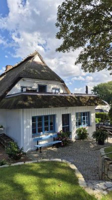 Exklusives Architektenhaus mit Reetdach und Blick auf die Förde