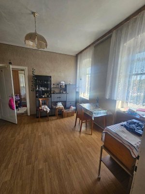 Altbaujuwel mit eigenem Gartenanteil, Schuppen und Holzofen – 33 m² in Gmunden