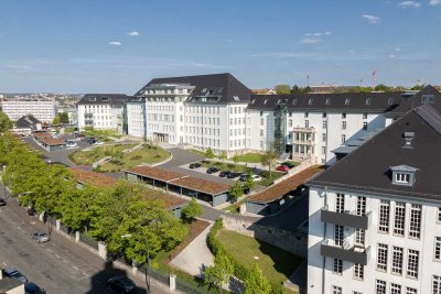 Erschwingliche, geräumige und vollständig renovierte 2-Raum-Wohnung mit EBK und Balkon in Würzburg