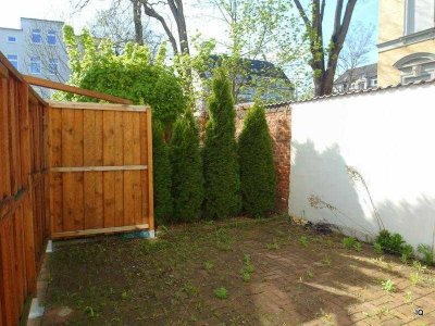 Ab Mitte Okt. 2025: Singlewohnung mit großer Terrasse (Hofseite), Einbauküche, Laminat & Badewanne