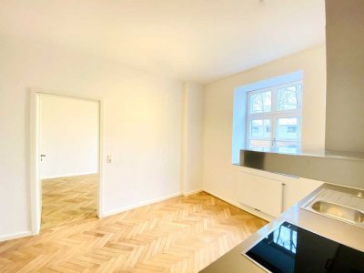 Sonnige Wohnung mit sehr großer Terrasse, Parkett, Einbauküche u.v.m.