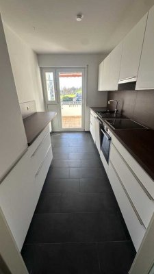 Vollständig renovierte 2-Zimmer-Wohnung mit EBK, Balkon und PKW-Stellplatz