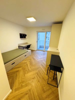 Balkon zum Innenhof! Direkt in Adlershof, möblierte Wohnung mit EBK!