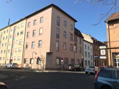 Renovierte Wohnung mit drei Zimmern sowie Balkon und EBK in Ludwigshafen am Rhein