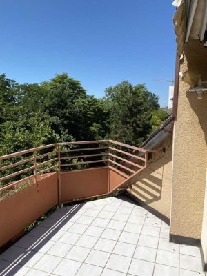 Oben Wohnen ... 
Dachgeschoss- Wohnung mit Balkon 
und schönem Ausblick in die Wipfel alter Bäu...