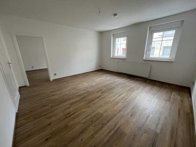Renovierte 2-Zimmer-Erdgeschosswohnung mit Einbauküche und Kellerraum