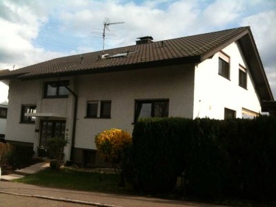 3-Zimmer-DG-Wohnung, mit Einbauküche, Balkon u. Carport  in Ortsrandlage