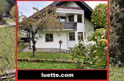 Diese grosszügige 4-Zimmer-ETW befindet sich in einem gepflegten, massiv erstellten 3-Familienhau...
