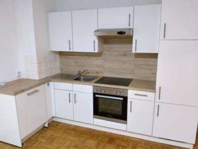 2 ZIMMER-NEUBAU + Süd-Balkon + neuwertige Einbauküche + Bad mit Wanne und Fenster + extra WC + Lift!