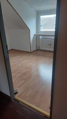 Frisch renovierte 2-Zimmer-Dachgeschosswohnung in gepflegtem Mehrfamilienhaus