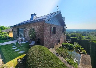 Idyllisch gelegenes Wohnhaus mit Wintergarten, Kamin und Garage in schöner Aussichtslage bei