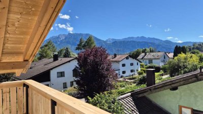 Erstbezug: Lichtdurchflutete Penthouse-Wohnung, großzügige Gauben, Südbalkon & traumhafter Bergblick