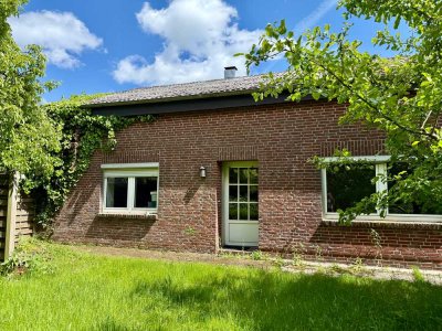 Sanierungsbedürftiges Einfamilienhaus mit neuer Heiztechnik in ruhiger Lage