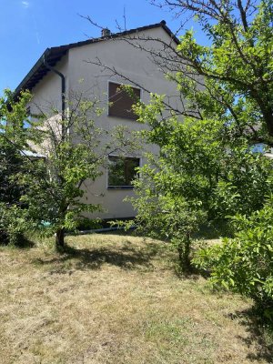 Zwei- Familienhaus mit großem Grundstück , groß bebaubar, in grüner und ruhiger Lage