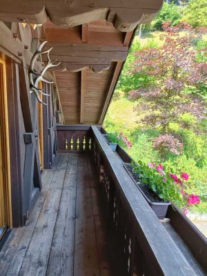 Stilvolle, geräumige und gepflegte 3-Zimmer-Dachgeschosswohnung mit Balkon und EBK in Klais