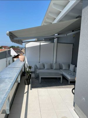 Geschmackvolle Penthouse-Wohnung mit vier Zimmern sowie Balkon und Einbauküche