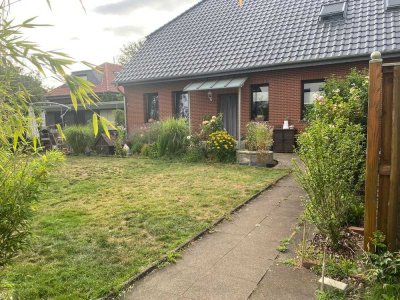 Charmante Doppelhaushälfte mit Gartenidylle in Großburgwedel – modernisiert & bezugsbereit