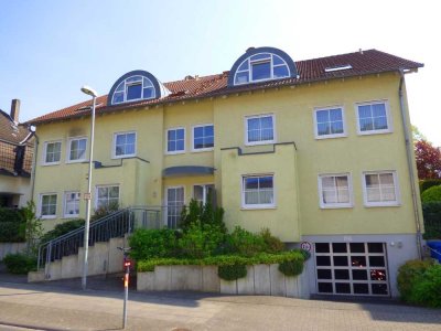 Dachgeschossliebhaber aufgepasst!
Lichtdurchflutete 4-Zimmer-Maisonette-Wohnung in zentraler Lage