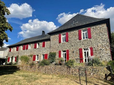 Repräsentatives Wohnhaus mit 13 Zimmern und Einbauküche, in der Nähe von Limburg