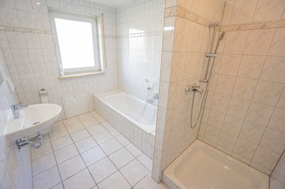 IDEAL FÜR FAMILIEN: Renovierte 4-Zi-Whg. mit Tageslichtbad, Gäste-WC , Balkon, Parkett uvm.