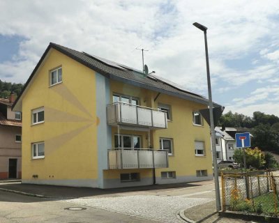 Modernes saniertes Dreifamilienhaus mit Balkonen und zwei Garagen in gute Lage von Grenzach-Wyhlen