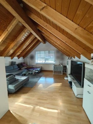 Helle 4-Zimmer-Dachgeschosswohnung mit Balkon und Kaminofen ab 1.1.26 zu vermieten