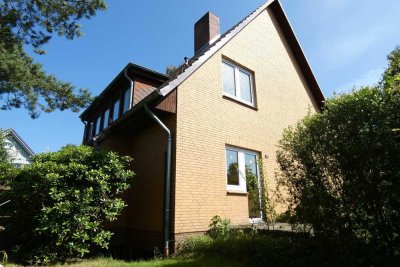 Zeitlose 70er-Jahre-Architektur – Familienidyll im Grünen