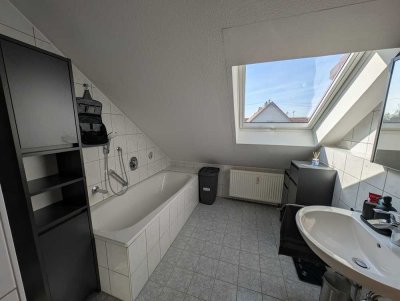 BJ 1997 - traumhafte & helle DG-Wohnung, Balkon, Garage