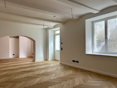 Exklusive Loft-Wohnung im Herzen von Schwabing – Erstbezug. Mit EBK, Garten und offener Ziegeldecke.