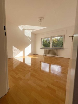 Geräumiges 7-Zimmer Reihenhaus in Frankfurt-Niederursel