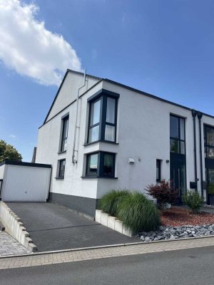 **Stilvolle, moderne DHH mit hochwertiger Einbauküche und Garage in Remscheid-Süd**