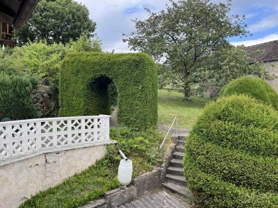 ***Einfamilienhaus mit großem Garten und Garage ***