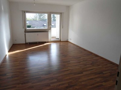 3 Zimmer Wohnung Hochparterre im 3 Familienhaus mit 2 Balkone und 1 Stellplatz