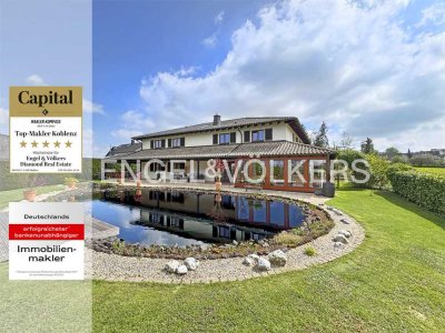 Mediterrane Landhausvilla auf Parkgrundstück mit Teichanlage