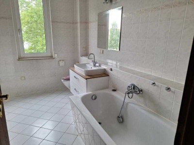 2 - R - Komfortwohnung mit Balkon, Lift und Stellplatz in Bieblach-Ost zu vermieten !