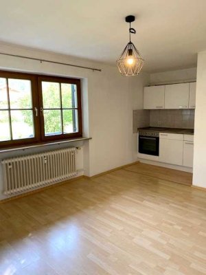 Sanierte EG-Wohnung mit einem Zimmer sowie Terrasse und Einbauküche in Kiefersfelden