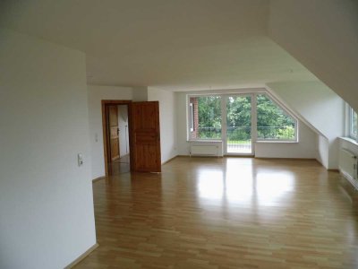 ruhige, helle 3,5 -Zimmer-Dachgeschosswohnung in Wiemersdorf