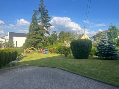 Ideal für Gartenliebhaber: Modernisierte 2,5-Zimmer-Wohnung mit Grünfläche