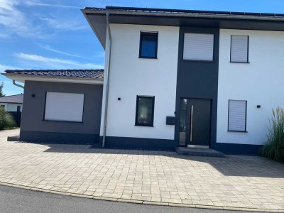 Neubau-Doppelhaushälfte auf Eckgrundstück – 158 m², Balkon, Terrasse & idyllische Lage