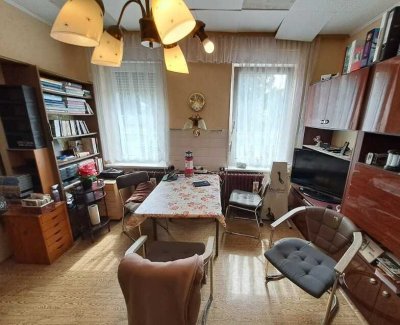 Sanierungsobjekt - Kleines Einfamilienhaus mit Garage, Werkstatt, Lagerräumen, Gewächshaus