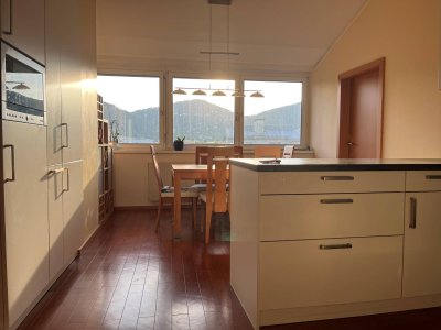 Großzügige möbilierte 4 Zimmer ETW mit Tiefgarage, Balkon und großem Kellerabteil