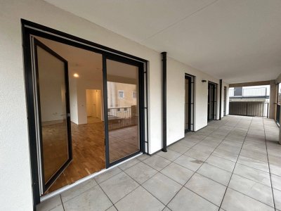 Helle 4 Zimmerwohnung mit sehr großer überdachter Terrasse.