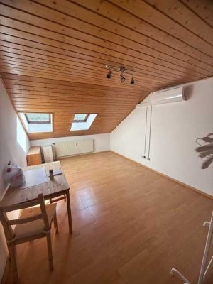 Teilmöblierte, helle 2-Zimmer-Dachgeschosswohnung (41qm) mit Küche kann ab sofort angemietet werden!