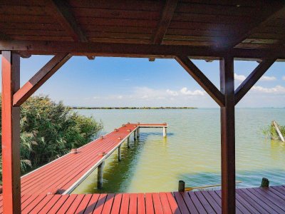 SONNENANBETER UND SEGLER AUFGEPASST - FLACHDACHHÜTTE MIT BOOTSGARAGE IN DER RUSTER BUCHT AUF PACHTGRUND ZU KAUFEN