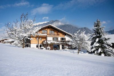 Traumlage mit Watzmannblick: 3-geschossige Eigentumswohnung mit privatem Garten & Terrasse