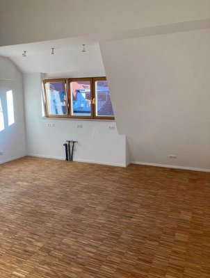 Schmuckstück in der Altstadt. Neuwertige 3-Raum-Wohnung mit Balkon und Einbauküche in Ingolstadt